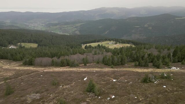 Vue en drone de l'Alsace depuis les hauteurs du massif Vosgien entre le col de la Schlucht et le Tanet