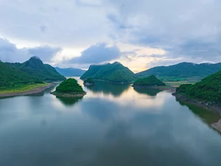 Crédence de cuisine en verre imprimé Guilin Summer lake in Oriental Guilin, Hainan, China, is burning with clouds
