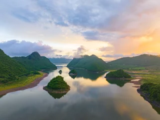 Rolgordijnen zonder boren Guilin Summer lake in Oriental Guilin, Hainan, China, is burning with clouds
