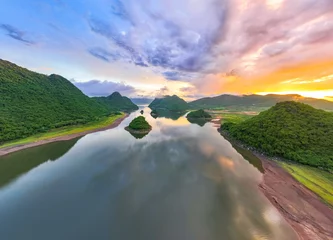 Lichtdoorlatende rolgordijnen Guilin Summer lake in Oriental Guilin, Hainan, China, is burning with clouds