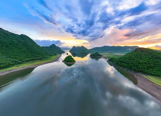 Papier Peint photo Lavable Guilin Summer lake in Oriental Guilin, Hainan, China, is burning with clouds
