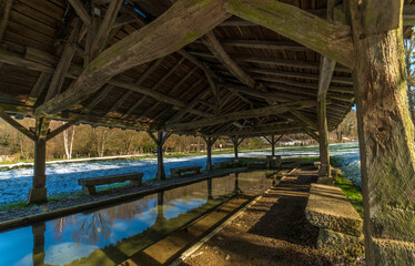 Lavoir, dit La Platte, à la belle charpente en hiver dans le village revermontois de Treffort, Ain, France