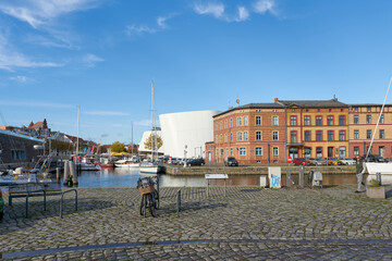 Hafen von Stralsund mit einigen Booten und dem Ozeaneum im Hintergrund - 775101112