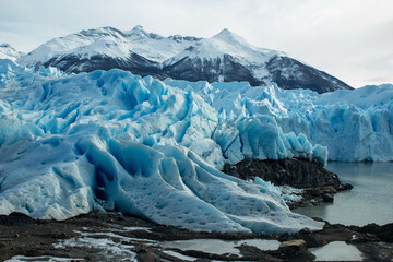 Reflejos de Grandeza: El Glaciar Perito Moreno en su Esplendor
