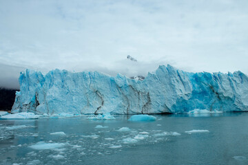 El Silencio Glacial: Retratos de la Naturaleza Intocada