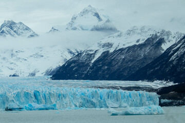 Cumbre de Serenidad: El Glaciar Perito Moreno en El Calafate, Argentina - obrazy, fototapety, plakaty