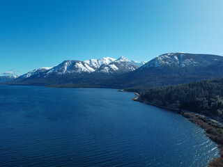 Naklejka premium Entre nieve y árboles: Paisajes idílicos de la Ruta de los 7 Lagos