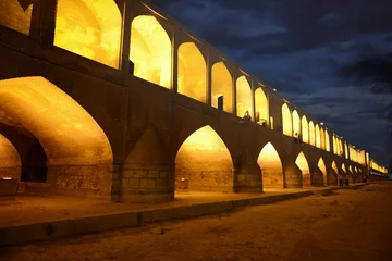 Samtvorhänge Khaju-Brücke Khajoo bridge at night, across the Zayandeh River in Isfahan, Iran.