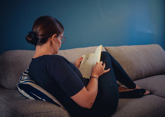 Mujer leyendo en casa - obrazy, fototapety, plakaty