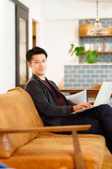 カフェで仕事をするノマドワーカー