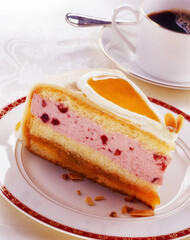 Stück Marzipankuchen mit Aprikosenmarmelade