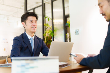 ビジネスマン打ち合わせイメージ