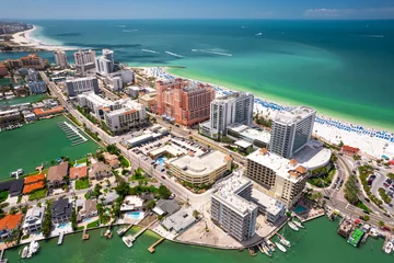 Photo sur Plexiglas Clearwater Beach, Floride Florida beaches. Clearwater Beach Florida. Panorama of city. Spring or summer vacations. Beautiful view on Hotels and Resorts on Island. Blue color of Ocean water. American Coast. Shore Gulf of Mexico