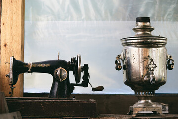 Old sewing machine and old samovar - 775181931