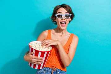Photo of overjoyed woman dressed knitwear singlet in 3d glasses eat popcorn watch excited movie isolated on turquoise color background - obrazy, fototapety, plakaty