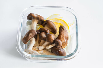 耐熱容器に入れたヒラタケと新玉ねぎ