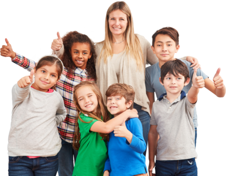 Multikulturelle Kinder in Schulklasse mit Lehrerin