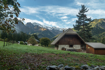 Fototapeta na wymiar Paysage d' automne dans la chaîne de Belledonne , vue sur le Pic des Cabottes depuis Le Curtillard ,Isère ,Alpes France 