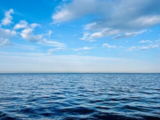 Obraz premium Blue sea horizon, blue seascape, natural blue sea background