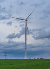 Windkraftanlage, Windrad in der Landachaft bei Lamerdingen in Bayern, Deutschland - 775215985