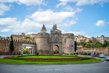 Puerta Nueva de Bisagra seen from the outside of the medieval wall, Toledo, Castilla la Mancha, Spain