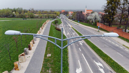 Latarnia uliczna przy drodze szybkiego ruchu, autostradzie, widok z drona. © Stanisław Błachowicz