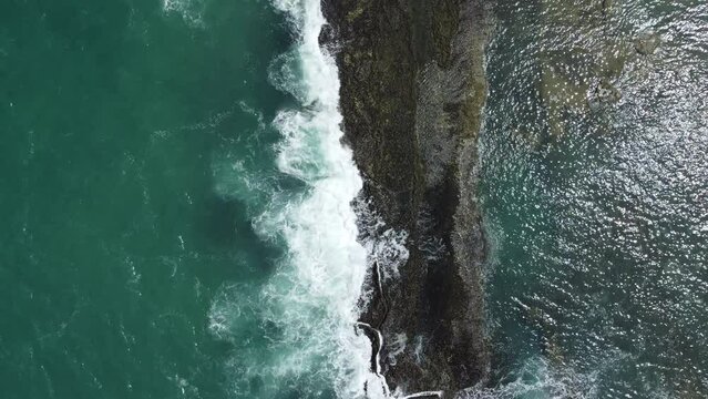 Vis&atilde;o a&eacute;rea das ondas batendo em corais na praia de barra de s&atilde;o miguel em alagoas, brasil