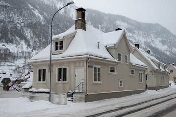 A white house on a sowy Winter Street in Rjukan with Nordic Architecture © Sebastian