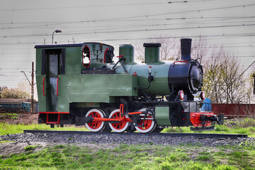 Stara parowa lokomotywa spalinowa na węgiel. - obrazy, fototapety, plakaty