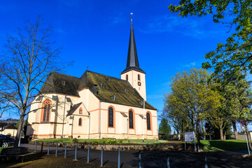 Katholische Kirche St. Stephanus in Leiwen an der Mosel im Bundesland Rheinland-Pfalz, Deutschland