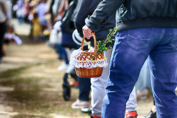 Wielkanoc święcenie pokarmów w koszyczkach na mszy świętej.  - obrazy, fototapety, plakaty