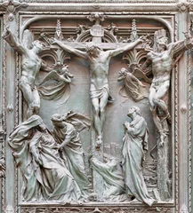 Zelfklevend Fotobehang MILAN, ITALY - SEPTEMBER 16, 2024: The detail from main bronze gate of the Cathedral -   Crucifixion by Ludovico Pogliaghi (1906). © Renáta Sedmáková