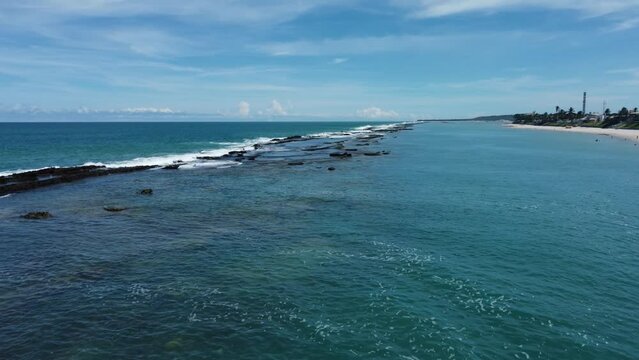 Vis&atilde;o a&eacute;rea das ondas e corais na praia de barra de s&atilde;o miguel, alagoas.