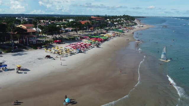 Visão aérea da praia do Francês em Alagoas.