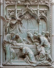 Foto op Canvas MILAN, ITALY - SEPTEMBER 16, 2024: The detail from main bronze gate of the Cathedral -   Dormition of Virgin Mary -  by Ludovico Pogliaghi (1906). © Renáta Sedmáková
