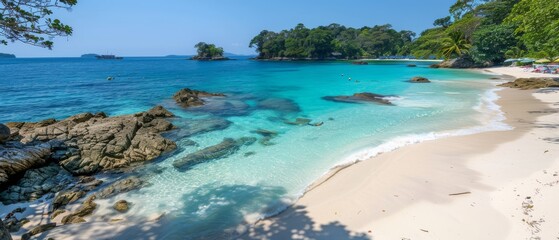 Obraz premium An aerial shot of a tranquil beach showcases crystal-clear turquoise sea and verdant foliage on the shoreline, while individuals engage in invigorating