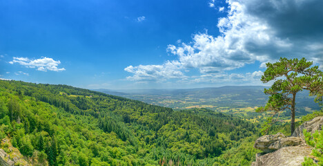 Panorama de la vallée vue du rocher de la Volpie dans le Livradois-Forez en Auvergne