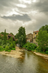 Rivière vue du pont du donjon médiéval de Montpeyroux en Auvergne