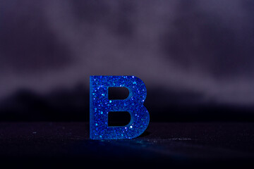 letra B em azul com brilho