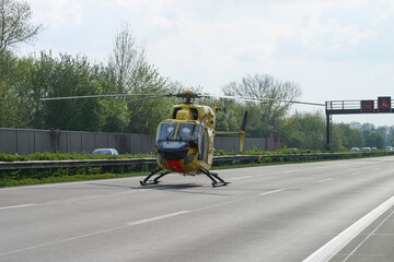 Rettungshubschrauber Christoph 6 ist auf der  Autobahn gelandet um bei einem Unfall Verletzte ins...