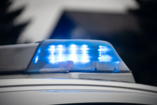 Blaulicht auf einem deutschen Polizeistreifenwagen