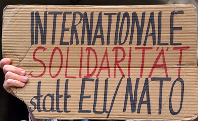 Pappschild auf einer Demo: 