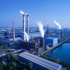Obraz premium a smoking, dangerous factory that releases a lot of greenhouse gases into the environment, generative AI