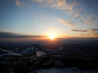 大朝日岳の山頂から見る朝日
