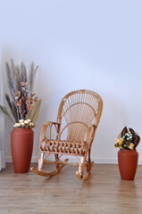 cadeira de vime em com vaso capim dos pampas decorativo dia das mães estilo boho