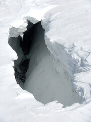 雪山のクレパス 大朝日岳