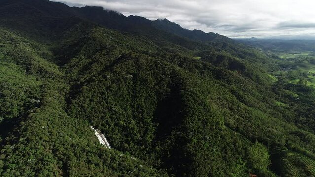 Cachoeira Alta (High Waterfall), on the slopes os Capara&oacute; Mountains - Dores do Rio Preto, Esp&iacute;rito Santo, Brazil