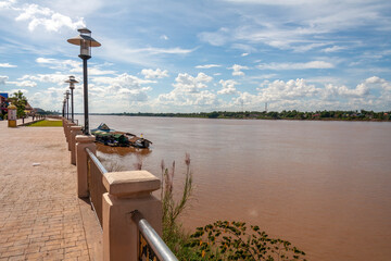 The promenade along the Mekhong River, - obrazy, fototapety, plakaty
