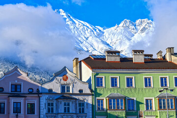 Die Häuserzeile von Mariahilf in Innsbruck (Tirol, Österreich)