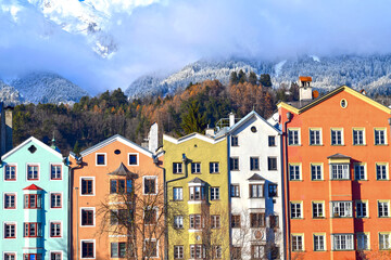 Die Häuserzeile von Mariahilf in Innsbruck (Tirol, Österreich) - obrazy, fototapety, plakaty